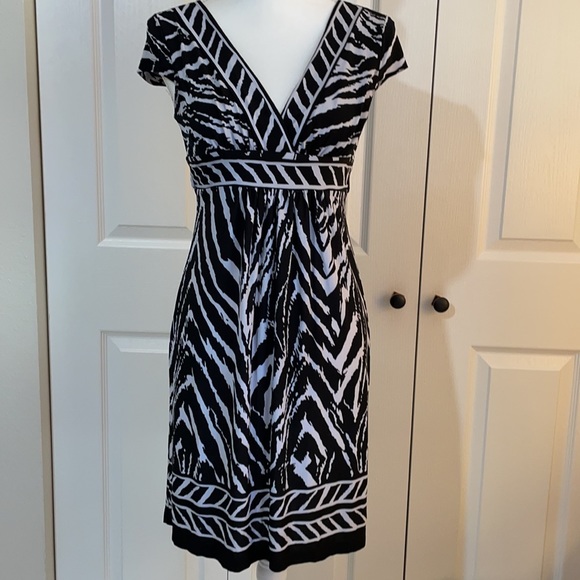 Sweet Storm Black/White S Cap Sleeve Dress Ties in the Back - Picture 14 of 14